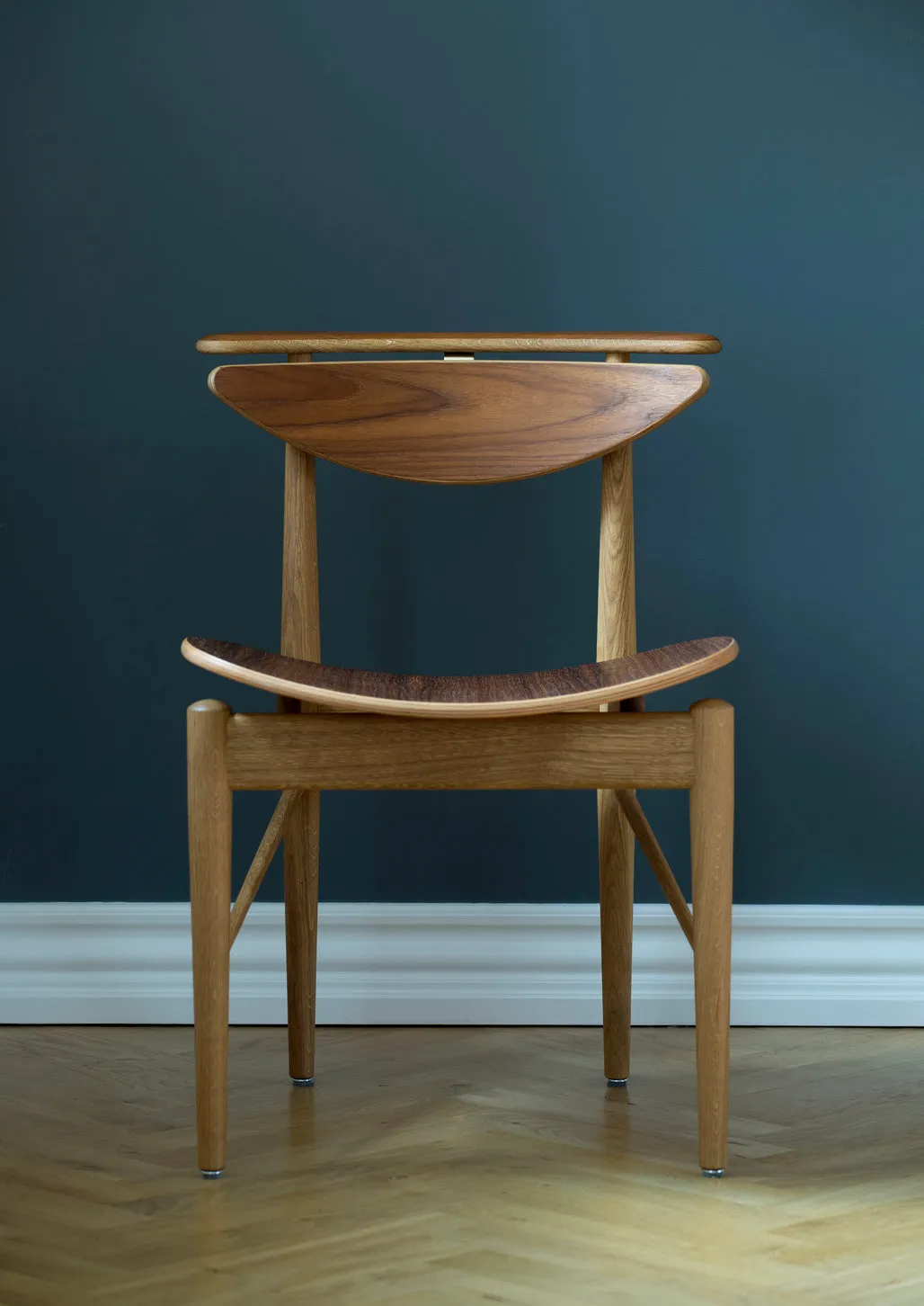 House of Finn Juhl Reading Chair stol eg mørk olie valnød finér