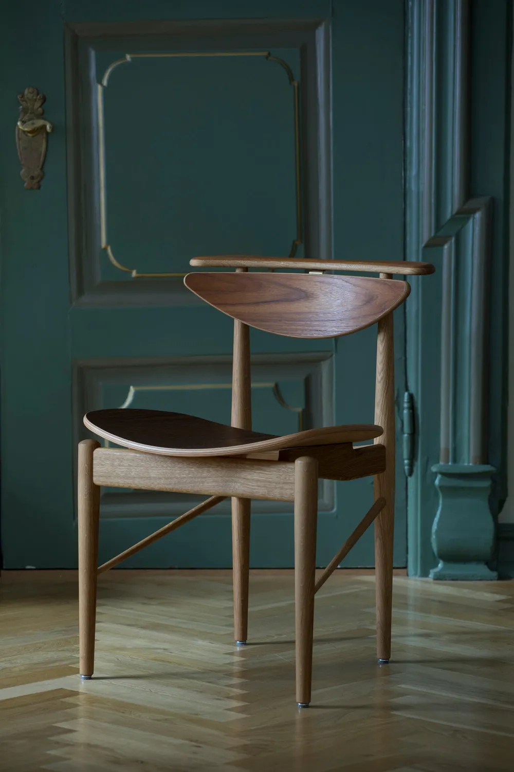 House of Finn Juhl Reading Chair stol eg mørk olie valnød finér