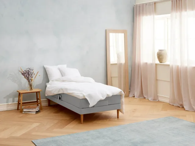 Fabrikkens Kølende elevationsseng 80x200 lysegrå